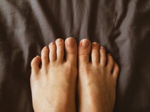 female feet, toes on the bed