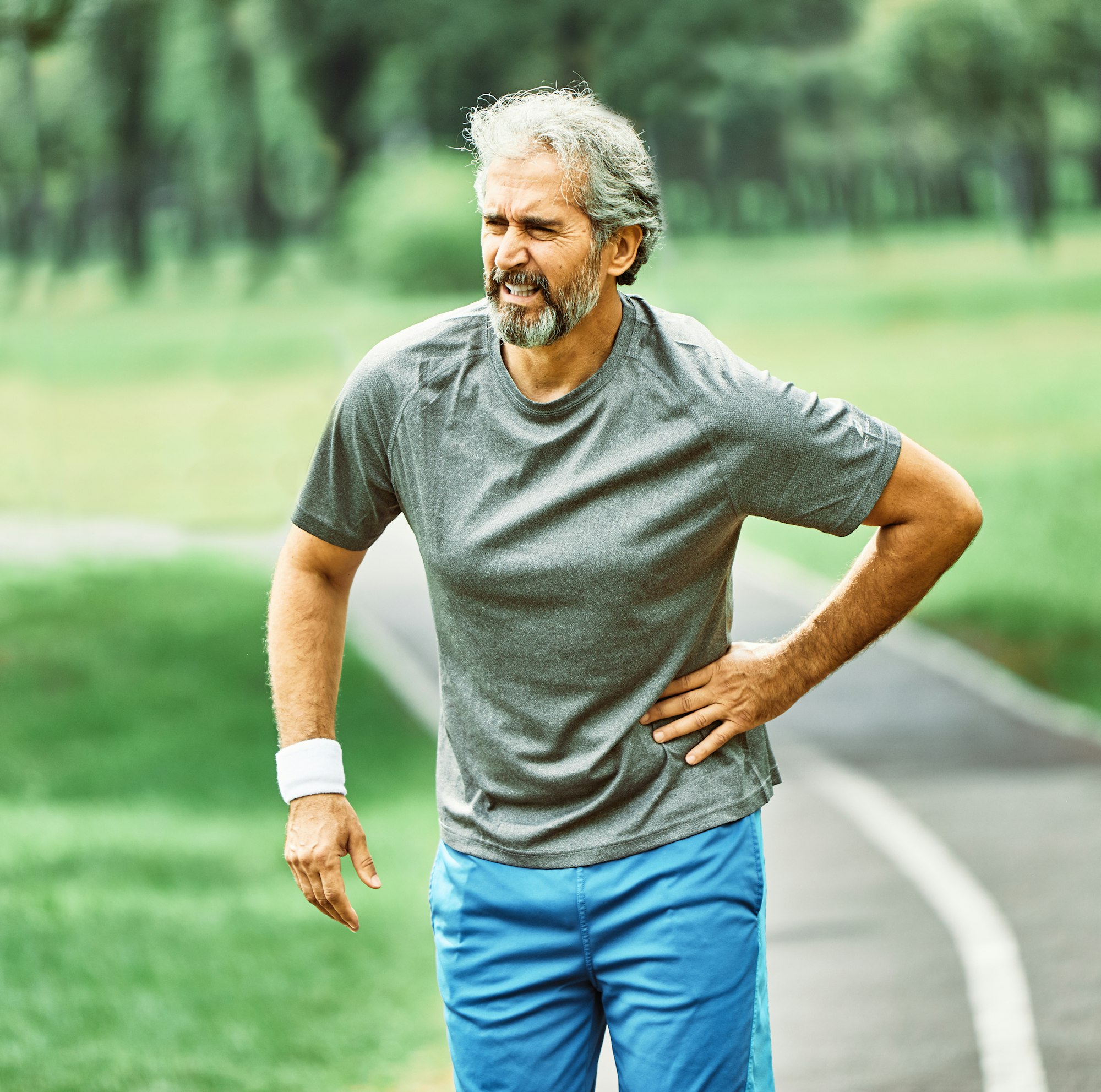 man running with hip pain